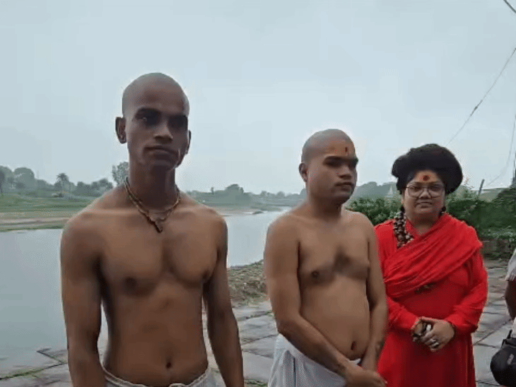 
                 गुरु पूर्णिमा पर उज्जैन में दो युवाओं ने लिया संन्यास:एयर इंडिया के इंजीनियर और मुंबई के कारोबारी ने त्यागा सांसारिक जीवन, किया खुद का पिंडदान 
            