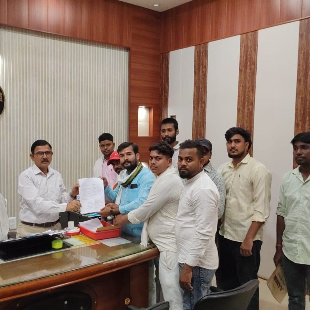 गाजीपुर में विश्वविद्यालय बनाने की मांग:सीएम के आने से पहले SDM को ज्ञापन दिया, बोले- मुलाकात कराई जाए