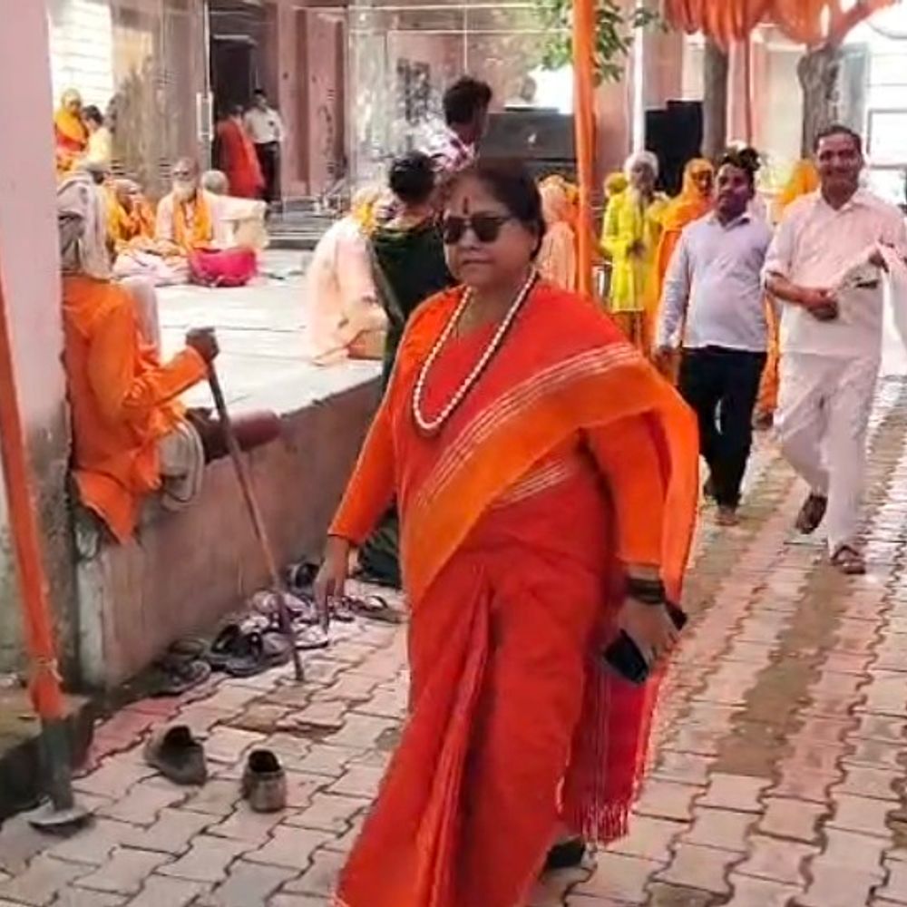 साध्वी निरंजन ज्योति ने शिक्षक भर्ती हलफनामे का स्वागत किया:कानपुर देहात में गुरुपूर्णिमा पर योगी सरकार के लिए बोलीं- अभ्यर्थियों को मिलेगी राहत