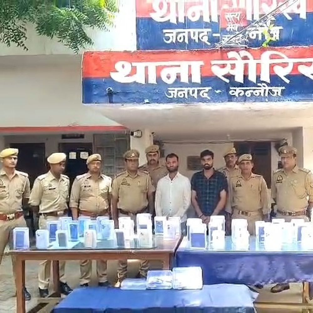 भीड़ में मोबाइल चोरी कर पार्ट्स बेचता था अंतरराज्यीय गैंग:कन्नौज में मुठभेड़ में तीन गिरफ्तार, 9 आईफोन मिले