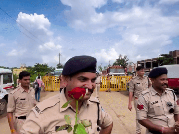 
                 किसानों ने पुलिसकर्मियों को दिए गुलाब:भीड़ और पुलिस के बीच धक्का-मुक्की भी हुई, लिखा- अधिकारों के लिए एकजुट हों 
            
