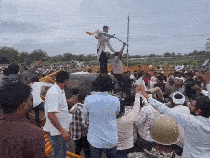
                 हाथ में तिरंगा लेकर बैरिकेडिंग पार किया:सड़क पर गिराए बैरिकेड्स, कार की छत पर भी खड़े हुए; पुलिस देखती रही 
            
