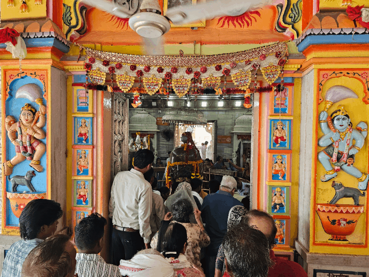 
                 गुरुवार से सावन की शुरुआत:मंदसौर के पशुपतिनाथ मंदिर में सुबह 5 बजे से रात 11 बजे तक खुले रहेंगे पट 
            
