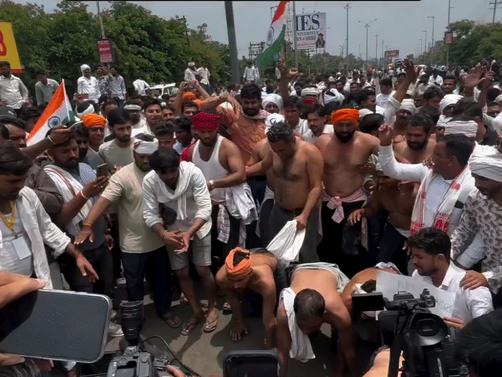 
                 सड़क पर अर्धनग्न हुए किसान:किसानों ने कपड़े उतारे, कोहनी और घुटनों के बल चले 
            