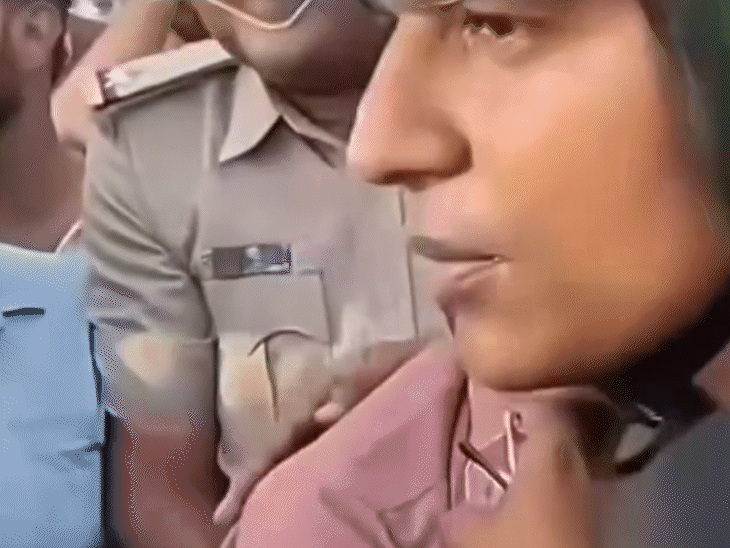 
                 किसान ने रोते हुए एसपी के पैर पकड़े:बोला- साहब! हमारी मूंग खरीद लो, एसपी ने गले लगाया 
            