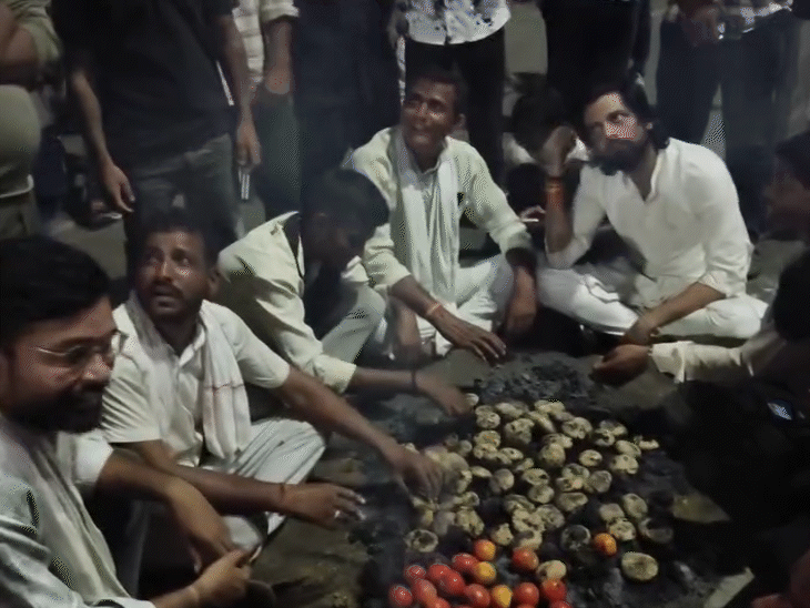 
                 सड़क पर बनाई दाल-बाटी:सात दिन का राशन लेकर आए, सीएम को खाने पर बुलाया 
            