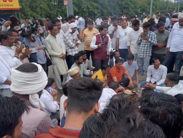 
                 सरकार की सद्बुद्धि के लिए सड़क पर यज्ञ:किसानों ने दी आहुतियां, कहा- मूंग खरीदने के लिए सरकार सोचे 
            