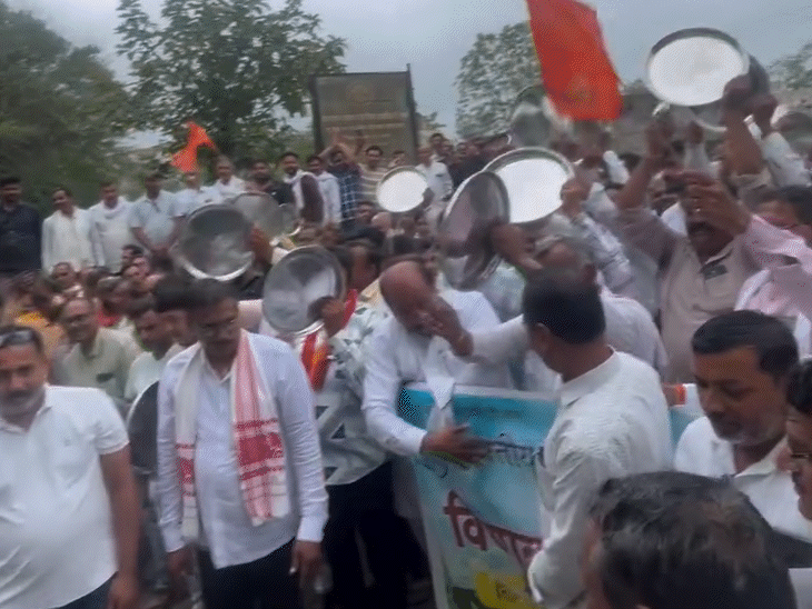 
                 किसान ने टीआई से किए सवाल:"अगर आपको 25% सैलरी मिलेगी तो आप लेंगे" 
            