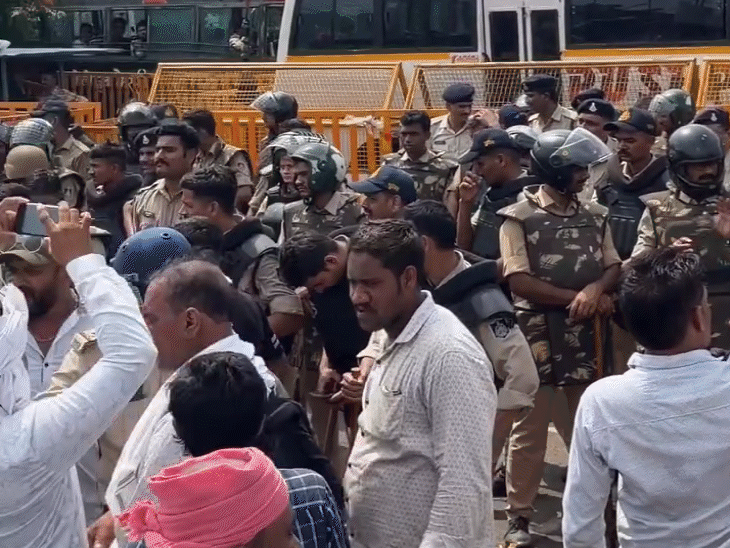 
                 पुलिस को भी खिलाए केले:धरनास्थल पर ही किया नाश्ता, फल भी मंगवाए 
            