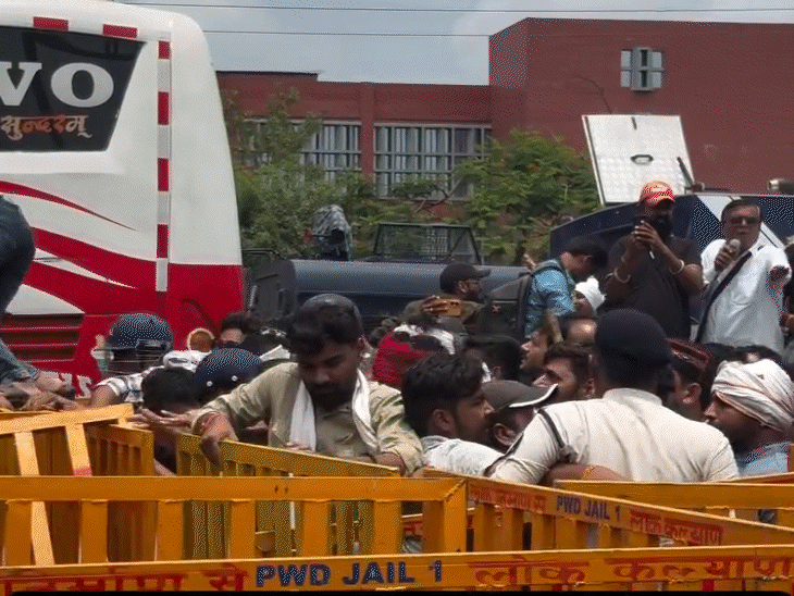 
                 बैरिकेड्स पर चढ़े किसान:चार लेयर के बैरिकेड्स तोड़कर आगे बढ़े 
            