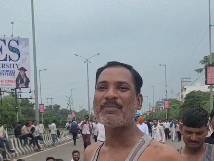 
                 56 इंच का सीना कहने वाले आ...किसान के सामने:रील में बोला...तुम जैसे हराम की रोटी नहीं खाते, हम मेहनत की रोटी खाते हैं... 
            