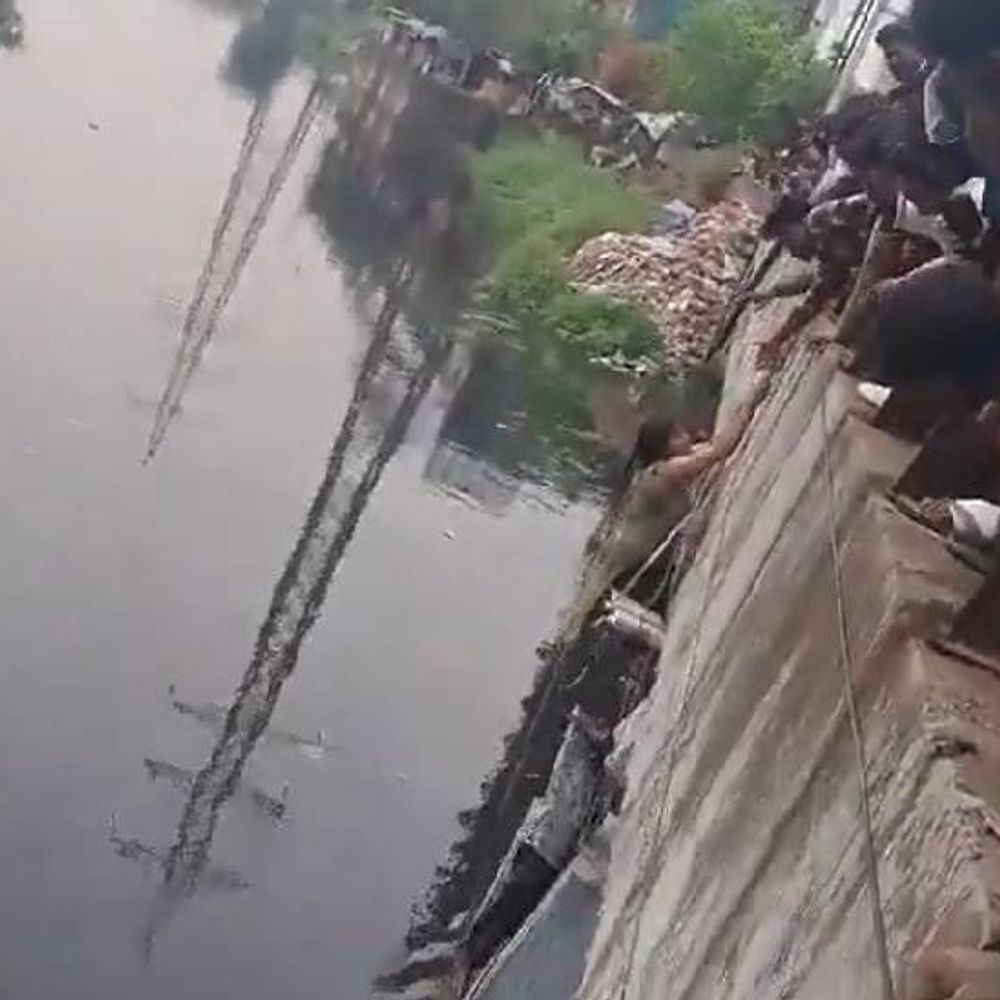 नोएडा में नाले में कूदे पति-पत्नी; VIDEO:लोगों ने रस्सी के सहारे दोनों को बाहर निकाला, आपस में हुआ था विवाद