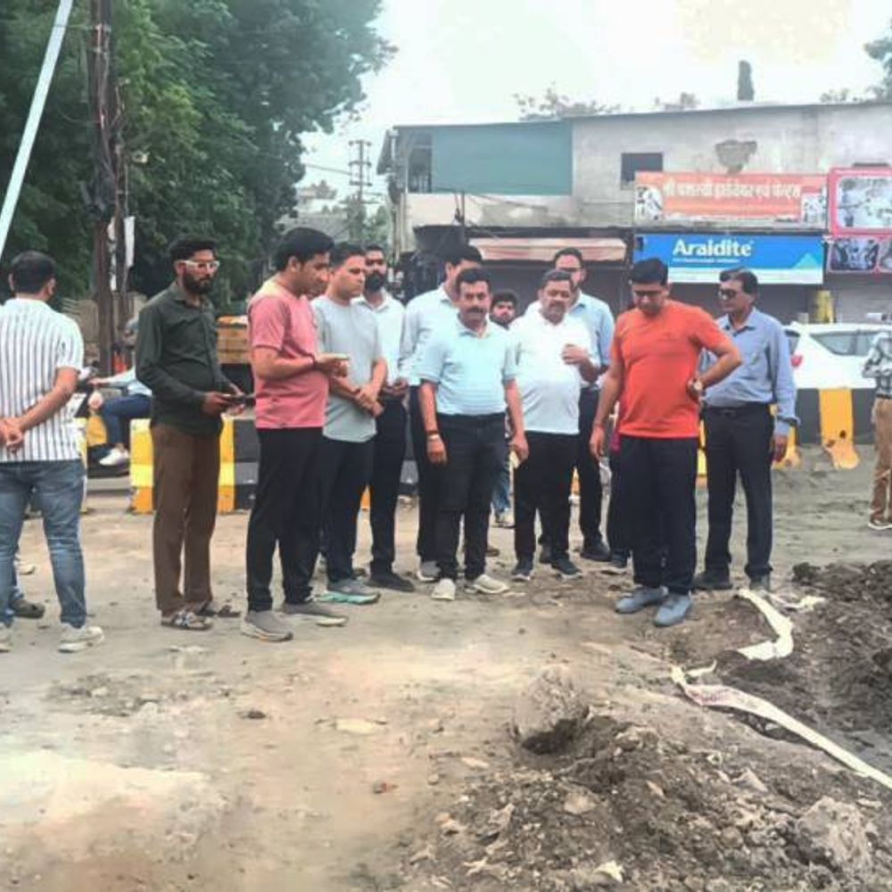 
                 काम की रफ्तार देखकर भड़के निगम कमिश्नर:रोड बना रही एजेंसी को टर्मिनेशन नोटिस के निर्देश, अफसरों को भी दिए शोकाज नोटिस 
            