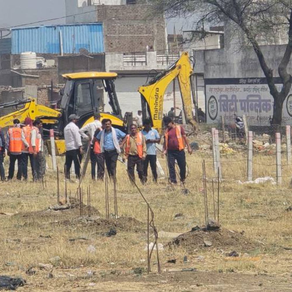 
                 40 करोड़ की सरकारी जमीन पर कॉलोनी बसाने की तैयारी:इंदौर में जिला प्रशासन ने भू-माफिया पर कसा शिकंजा; FIR भी दर्ज 
            