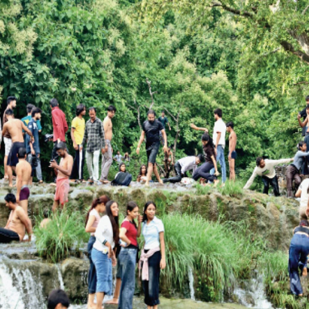 
                 खतरनाक एडवेंचर:जंगल में पिकनिक स्पॉट; न नेटवर्क न एम्बुलेंस और न ही गोताखोर 
            