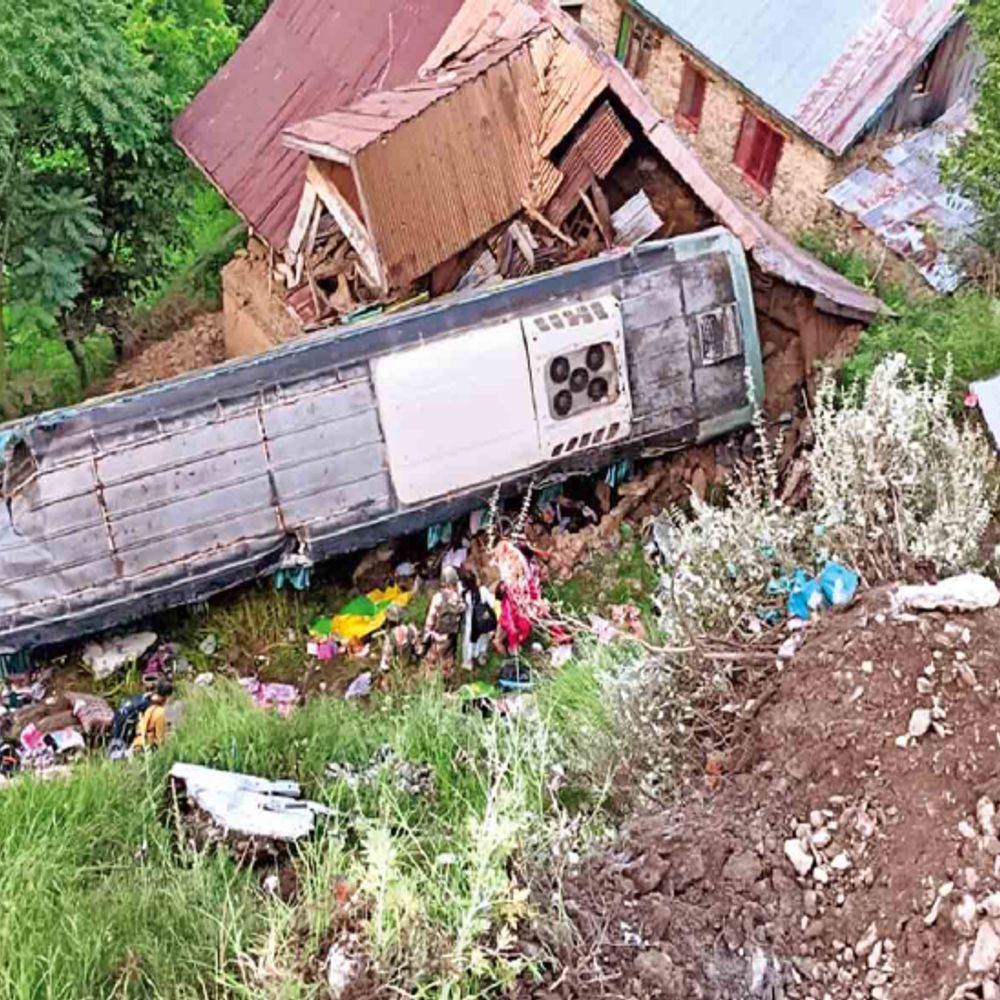 
                 40 श्रद्धालु घायल:अमरनाथ से लौट रही मंदसौर की बस 50 फीट खाई में गिरी 
            