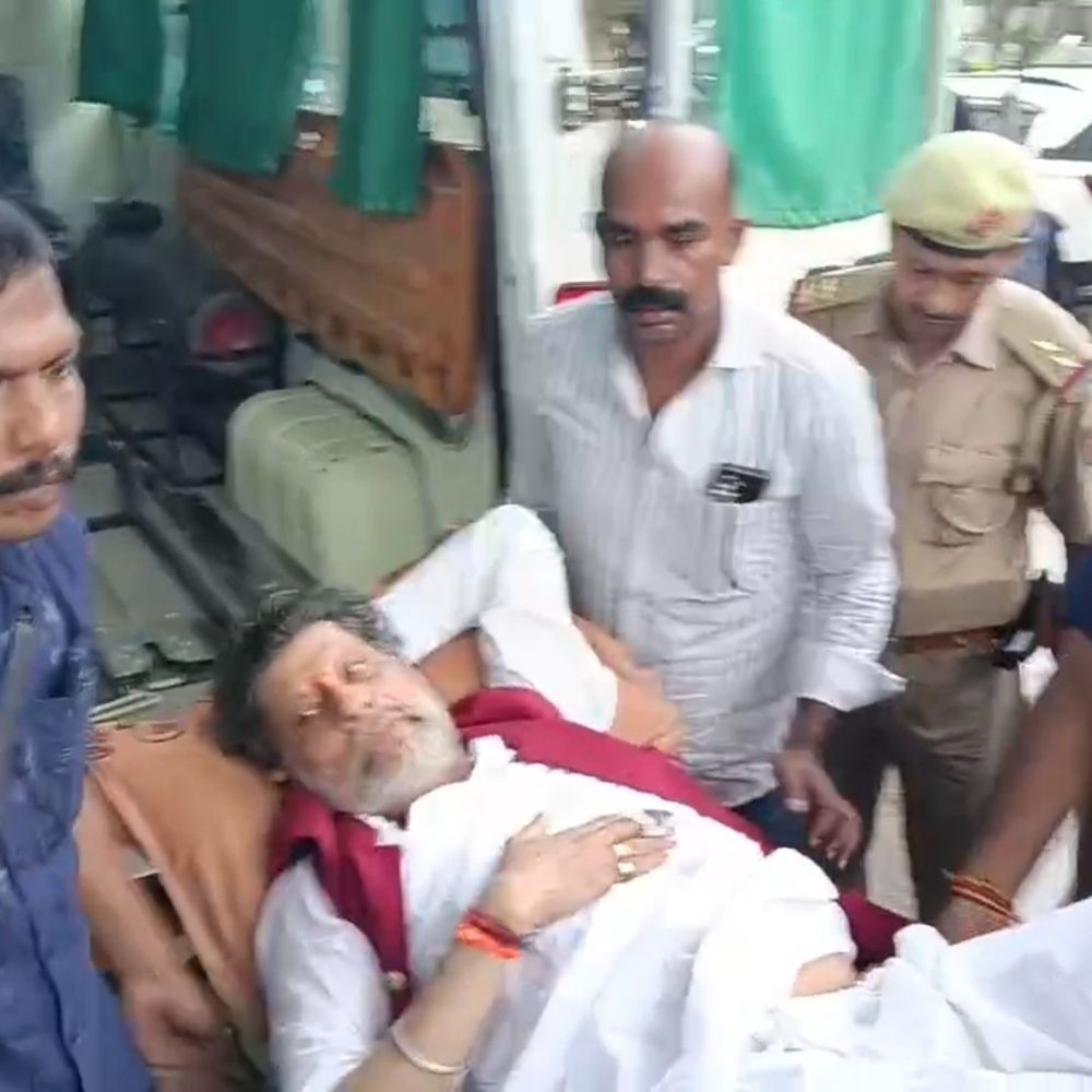 यूपी में छत्तीसगढ़ BJP अध्यक्ष की कार ट्रक से टकराई:कमर में गंभीर चोट, चल नहीं पा रहे; पत्नी-बेटी सुरक्षित, बागेश्वर धाम से लौट रहे थे