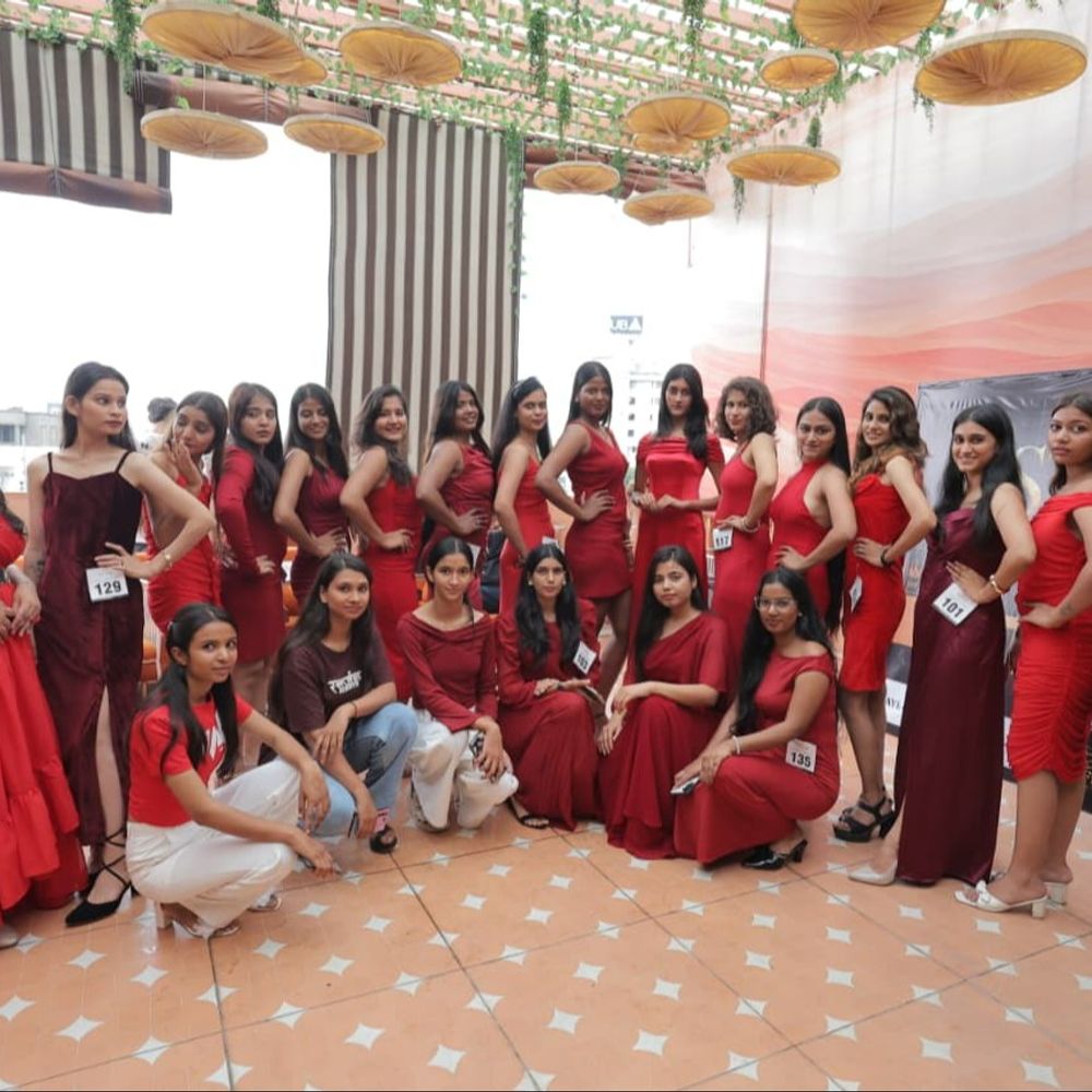 रेड ड्रेस में मॉडल्स ने किया रैम्प वॉक:जयपुर में 200 से अधिक प्रतिभागियों ने दिखाया हुनर, बॉलीवुड सेलिब्रिटी की मौजूदगी में होगा ग्रैंड फिनाले