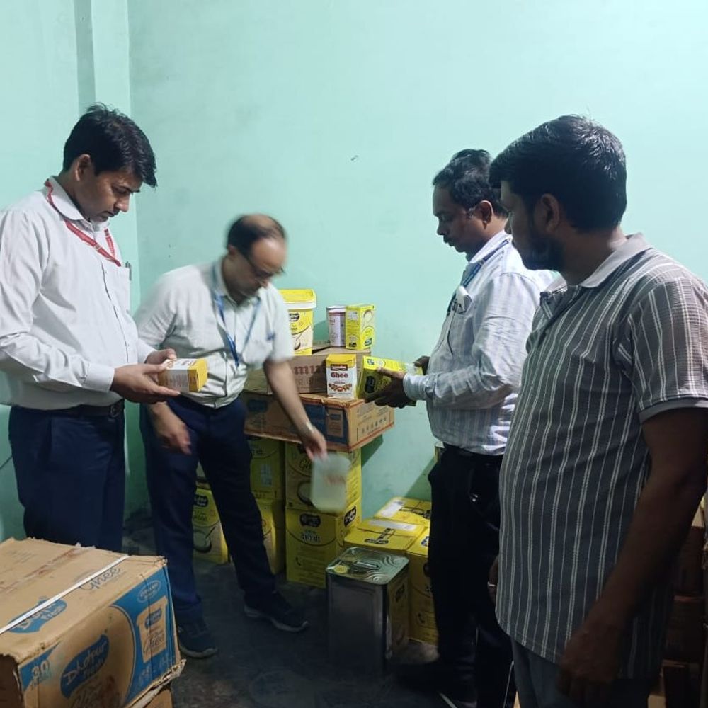 
                 भोपाल में 10 क्विंटल देशी घी जब्त, ₹5.50 लाख कीमत:करोंद में मिलावट होने की शंका में कार्रवाई; सैंपल जांच के लिए लैब भेजे 
            
