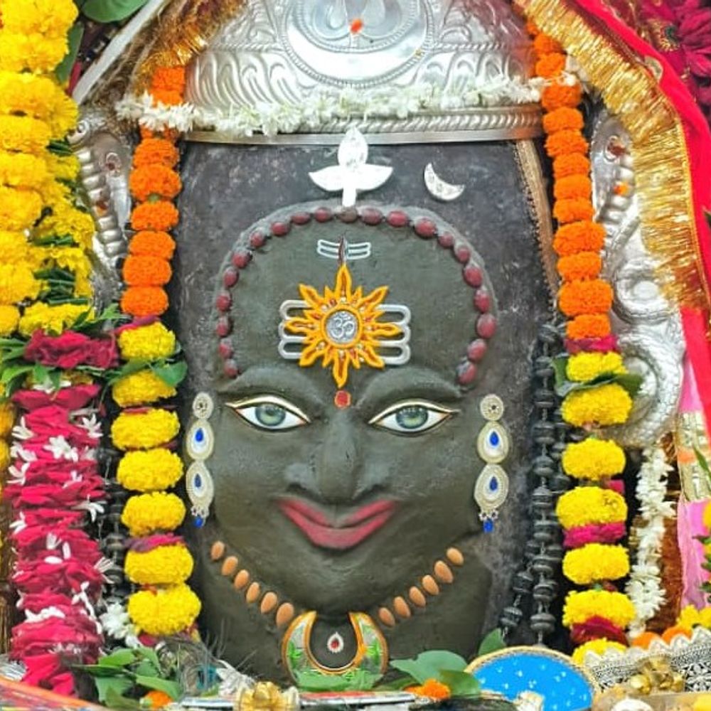 
                 महाकाल मंदिर में बुधवार के भस्म आरती दर्शन:पंचामृत अभिषेक के बाद राजा स्वरूप में हुआ बाबा का दिव्य श्रृंगार 
            