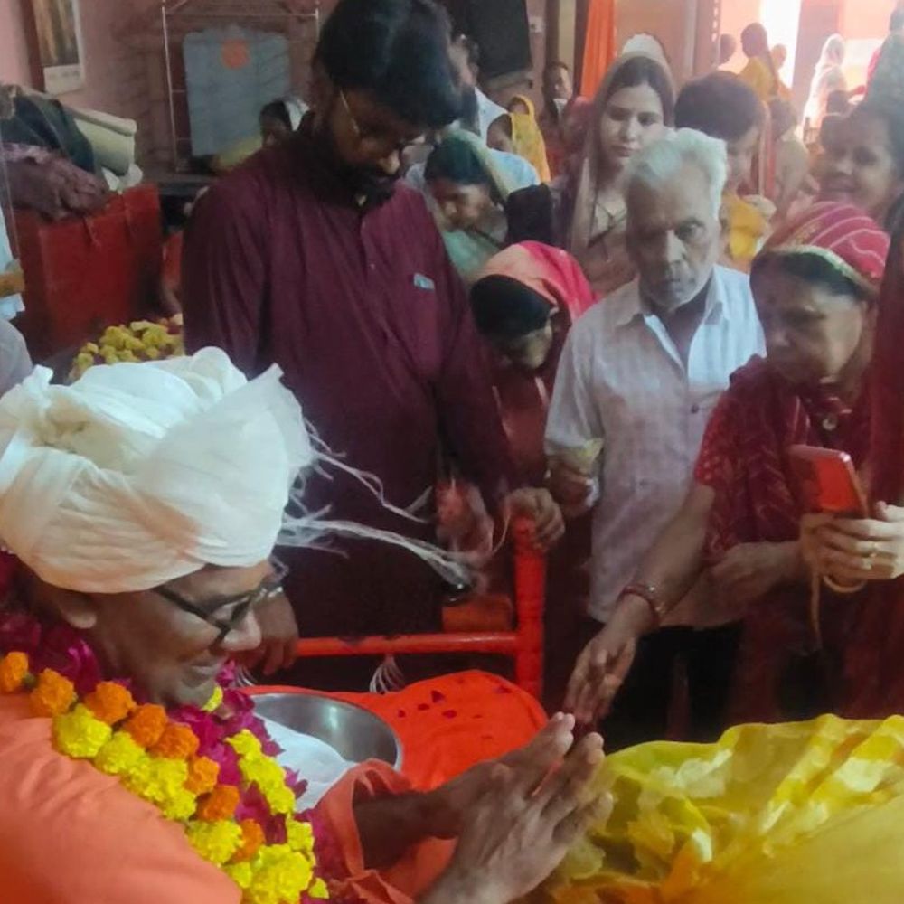 
                 भक्तों ने मंदिर, आश्रमों में पहुंच गुरु का लिया आशीर्वाद:रतलाम में दिनभर चले गुरुपूर्णिमा के आयोजन; संत नर्मदानंद बोले- यह धर्म की रक्षा का पर्व 
            