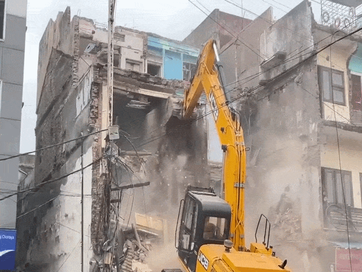 
                 एक महीने का नोटिस, फिर चली जेसीबी:100 साल से भी ज्यादा पुराना मकान ढहाया, इंदौर में नगर निगम का एक्शन 
            