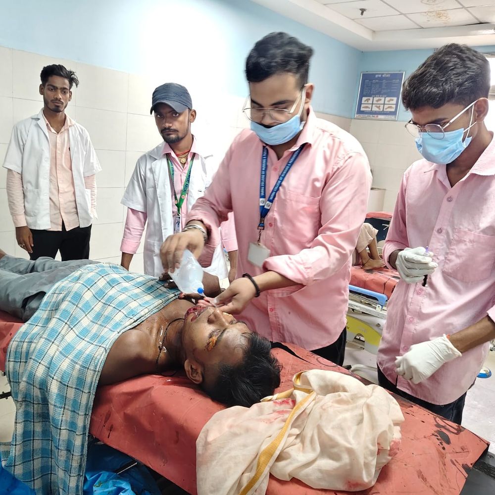 भोजपुर में ऑटो और बाइक की टक्कर:दवा लाने जा रहे पति-पत्नी समेत 7 लोग घायल, तीन की हालत नाजुक