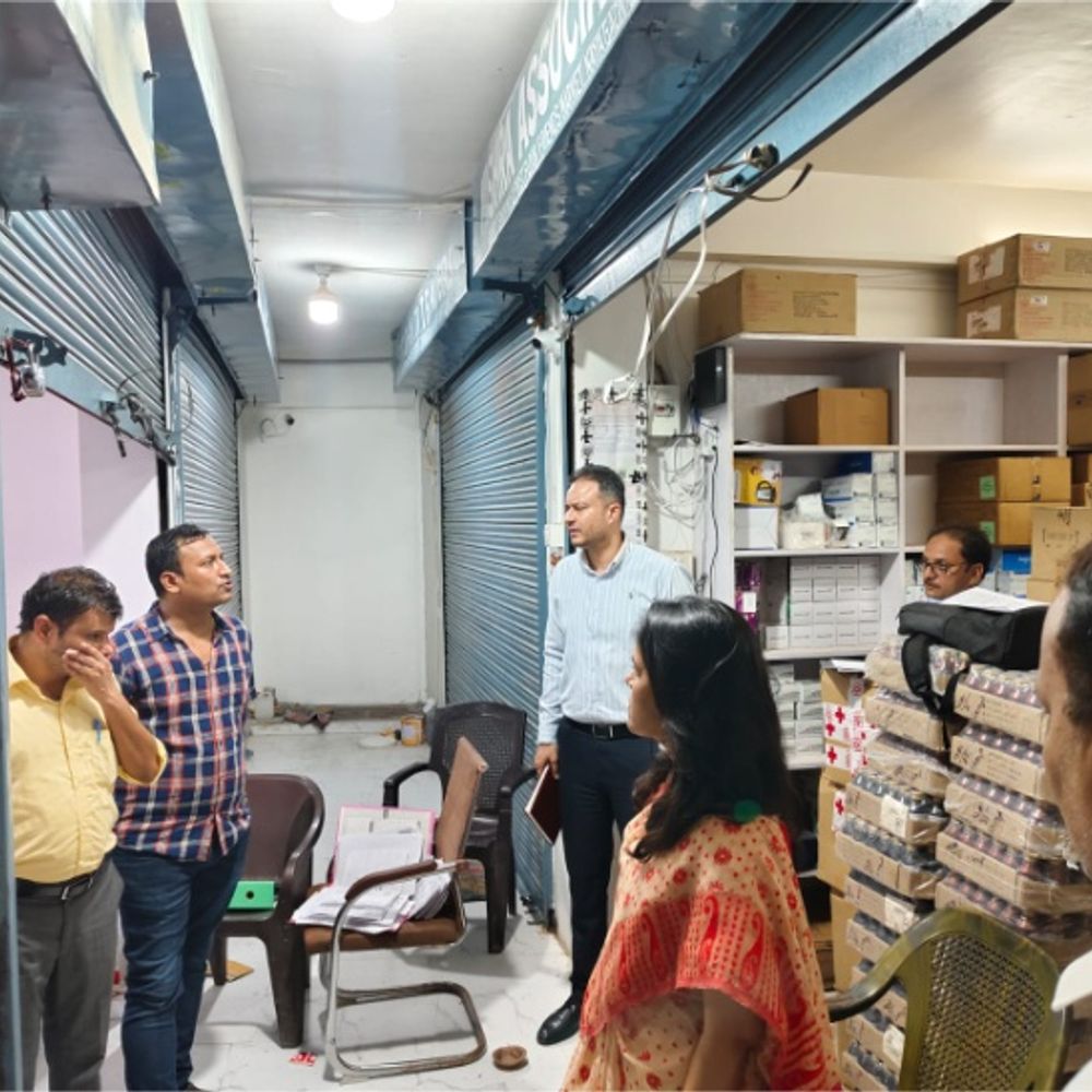अमीनाबाद से प्रदेशभर में सप्लाई हो रही थीं नकली दवाएं:FSDA की छापेमारी में बड़ा खुलासा, 5 फर्मों पर FIR; 3200 स्ट्रिप नकली Augmentin Duo-625 की खरीद-बिक्री का आरोप, फर्जी बिलिंग