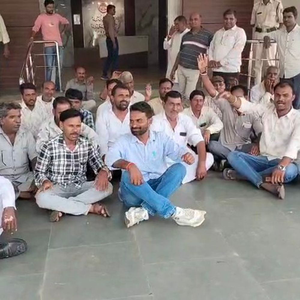 
                 पटवारी पर रिश्वत लेने का आरोप लगाया:नामांतरण और सम्मान निधि में भी वसूली के आरोप; फसल बीमा, मुआवजे की मांग 
            