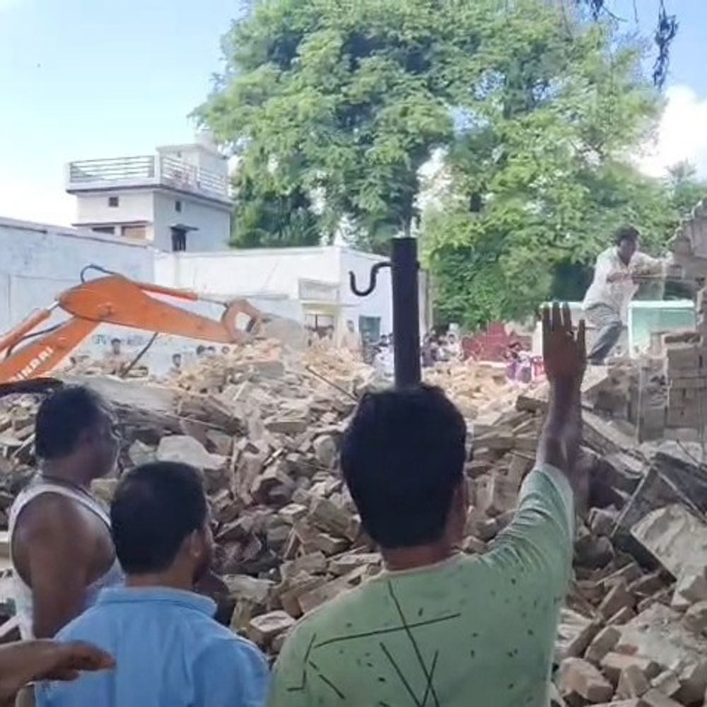 20 साल पुराने कब्जे पर चला बुलडोजर:गोंडा में ढाई बीघा सरकारी जमीन खाली, 6 अवैध दुकानें ध्वस्त