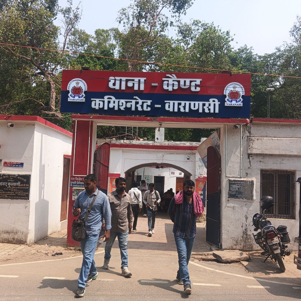 वाराणसी की मिठाई दुकान में आग:सिलेंडर से फैली, कर्मचारियों ने बुझाई, हजारों का नुकसान