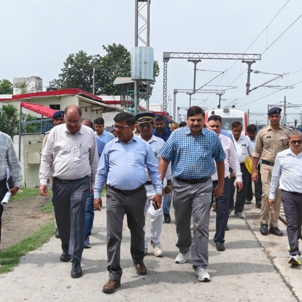 उत्तर मध्य रेलवे जीएम ने किया विंडो निरीक्षण:टूंडला-हरदुआगंज रेलखंड पर परिचालन और यात्री सुविधाओं का जायजा लिया