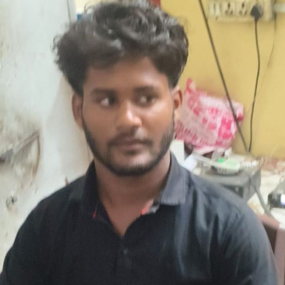 वाराणसी में बिजली टावर पर चढ़ा प्रेमी:112 डायल करके बोला - प्रेमिका को बुलाकर शादी करवाइए, समझाने के आधे घंटे बाद उतरा नीचे