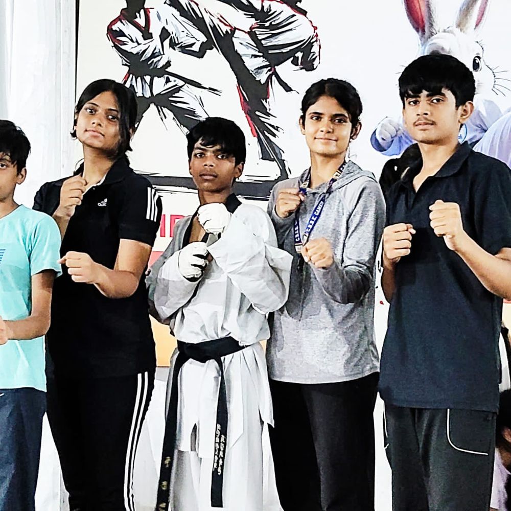 CBSE वेस्ट जोन ताइक्वांडो में सतना का दम:अस्मि भारती और वेदांशिका चौहान ने जीता गोल्ड,अध्ययन भारती ने दिलाया कांस्य;अब राष्ट्रीय चैंपियनशिप में दिखाएंगे दम