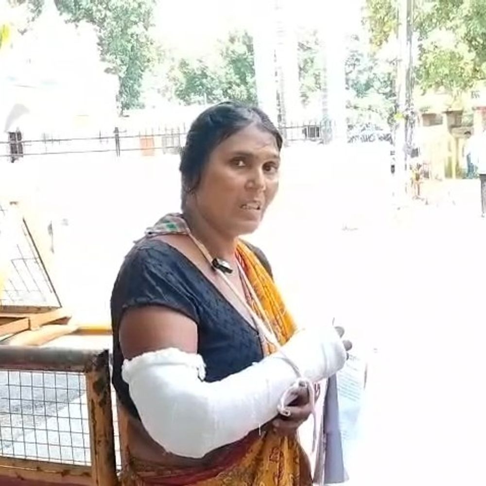 बेटी को ससुराल छोड़ने गई मां से मारपीट:दहेज में कार और 2 लाख की मांग का आरोप, हाथ टूटा