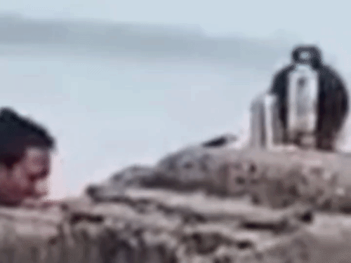 रायबरेली में अघोरी और नाविक शराब पीते पकड़े गए:डलमऊ गंगा घाट पर बैठे थे दोनों, गुरु पूर्णिमा पर श्रद्धालुओं ने बनाया वीडियो