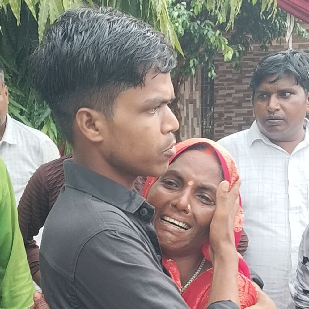 सकलडीहा ब्लॉक में 44 जोड़ों ने लिए सात फेरे:बीडीओ की सतर्कता से मिला परिवार, रोते बच्चे को पुलिस ने परिजनों तक पहुंचाया