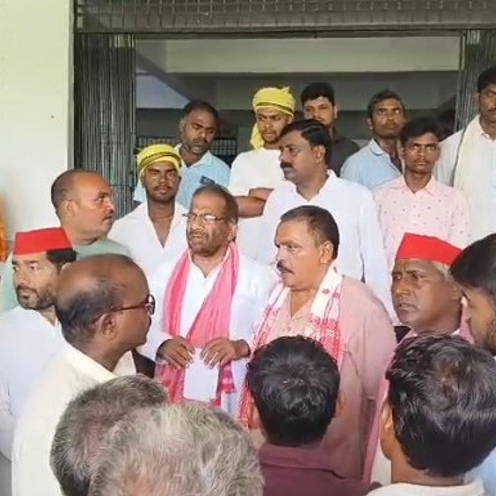 छात्रों पर दर्ज मुकदमे वापसी की मांग:भदोही में सपा कार्यकर्ताओं ने कलेक्ट्रेट पर प्रदर्शन किया, डीएम को सौंपा ज्ञापन