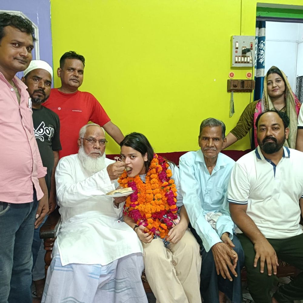 अलीशा खान ने NEET MBBS परीक्षा में सफलता हासिल की:चंदौली की बेटी ने पहले प्रयास में 574 अंक प्राप्त किए