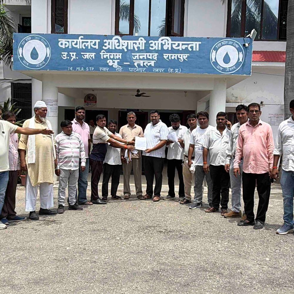 जल जीवन मिशन ठेकेदारों ने जल निगम कार्यालय घेरा:रामपुर में बकाया भुगतान और जांच की मांग को लेकर सौंपा ज्ञापन
