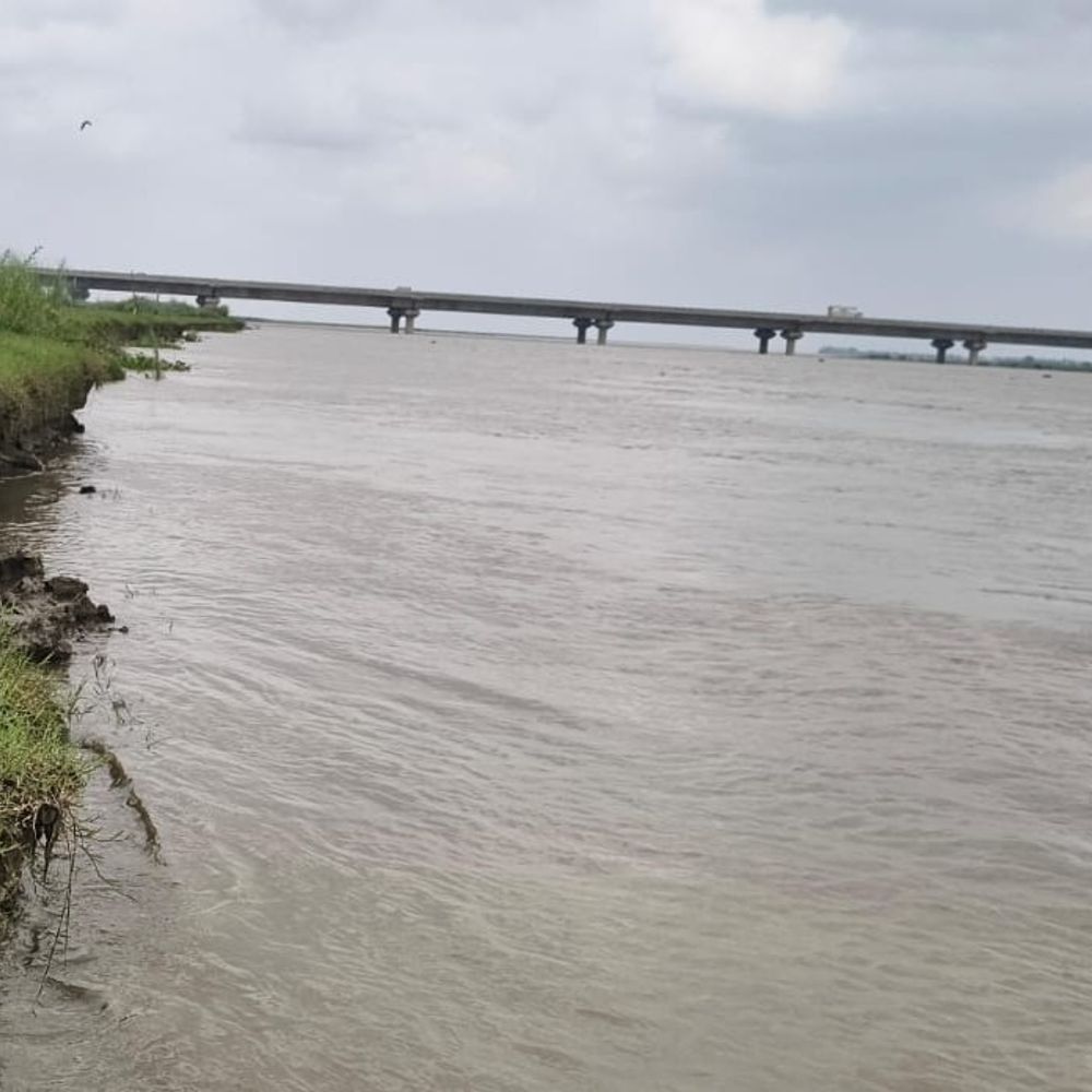 सरयू का जलस्तर 24 घंटे में 25 सेमी घटा:मऊ में नदी 69.05 मीटर पर, तटवर्ती क्षेत्रों में कटान जारी