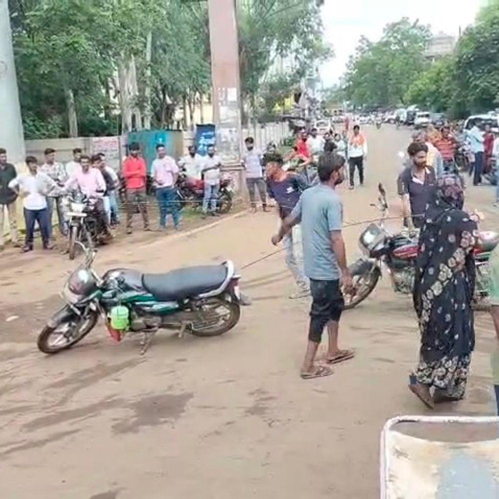 
                 महिला की मौत के बाद परिजन ने किया चक्काजाम:नीमच में फंदे पर लटका मिला शव, आरोप- पति मारपीट करता था, हत्या कर लटकाया 
            