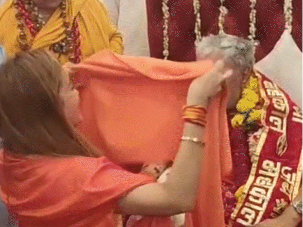 
                 आश्रम में छिपकर मेनीक्योर-पेडीक्योर कराते हैं संत:हर्षा का सवाल, आज कौन इतना पवित्र, अपने आश्रम में मुझे रखने कौन दे रहा 100% सुरक्षा की गारंटी 
            