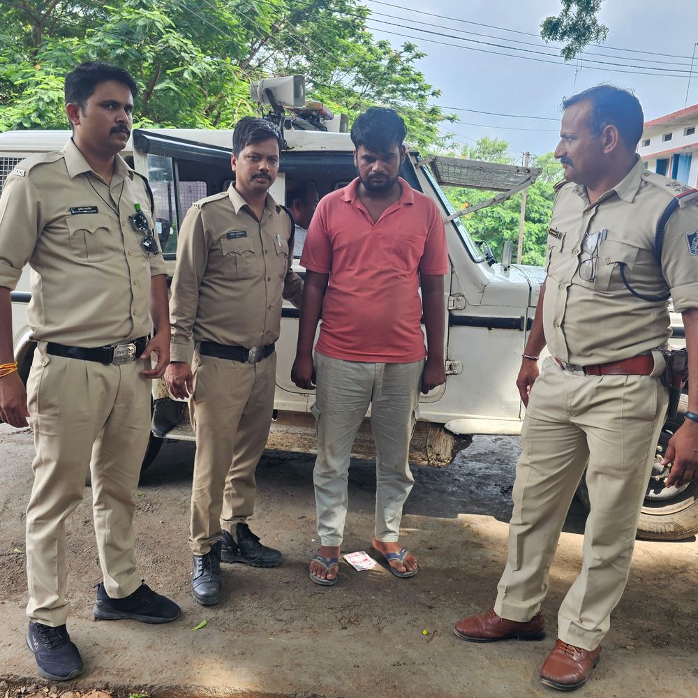 
                 मंदसौर में 193 किलो डोडाचूरा जब्त, तस्कर गिरफ्तार:सीतामऊ पुलिस ने बिना नंबर की स्विफ्ट कार भी जब्त की 
            