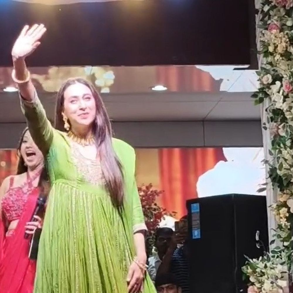 करिश्मा कपूर इटावा पहुंचीं:अभिनेत्री की एक झलक पाने उमड़ा जनसैलाब, अपने फेमस गानों पर किया डांस