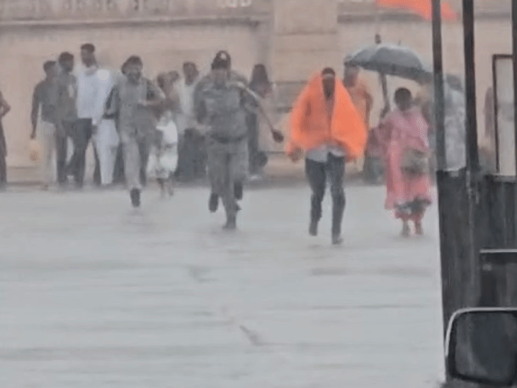 
                 सावन के पहले ही दिन झमाझम बारिश:उज्जैन में दो घंटे बरसे मेघ, कई सड़कों पर जलभराव; नीलगंगा, देवास गेट और नई सड़क पर लगा जाम 
            