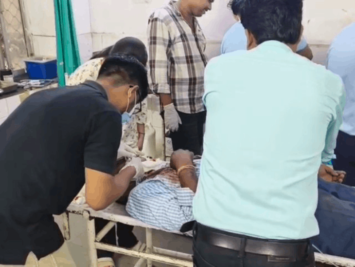 ब्रेक फेल होने से मकान से टकराई जीप:1 बुजुर्ग की मौत, ड्राइवर समेत एक ही परिवार के 7 लोग गंभीर घायल