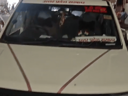 बिल मांगते ही भड़के ‘अफसर’ बनकर पहुंचे युवक:एडी बेसिक लिखी गाड़ी से पहुंचे थे, रेस्टोरेंट में हंगामा; बुलडोजर चलवाने की दी धमकी