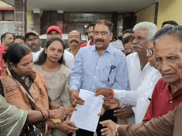 
                 मंदसौर में 13 सूत्रीय मांगों पर सफाई कर्मचारियों का प्रदर्शन:मेडिकल सुविधा और 200 नए कर्मचारियों की भर्ती नहीं हुई तो आंदोलन की चेतावनी 
            