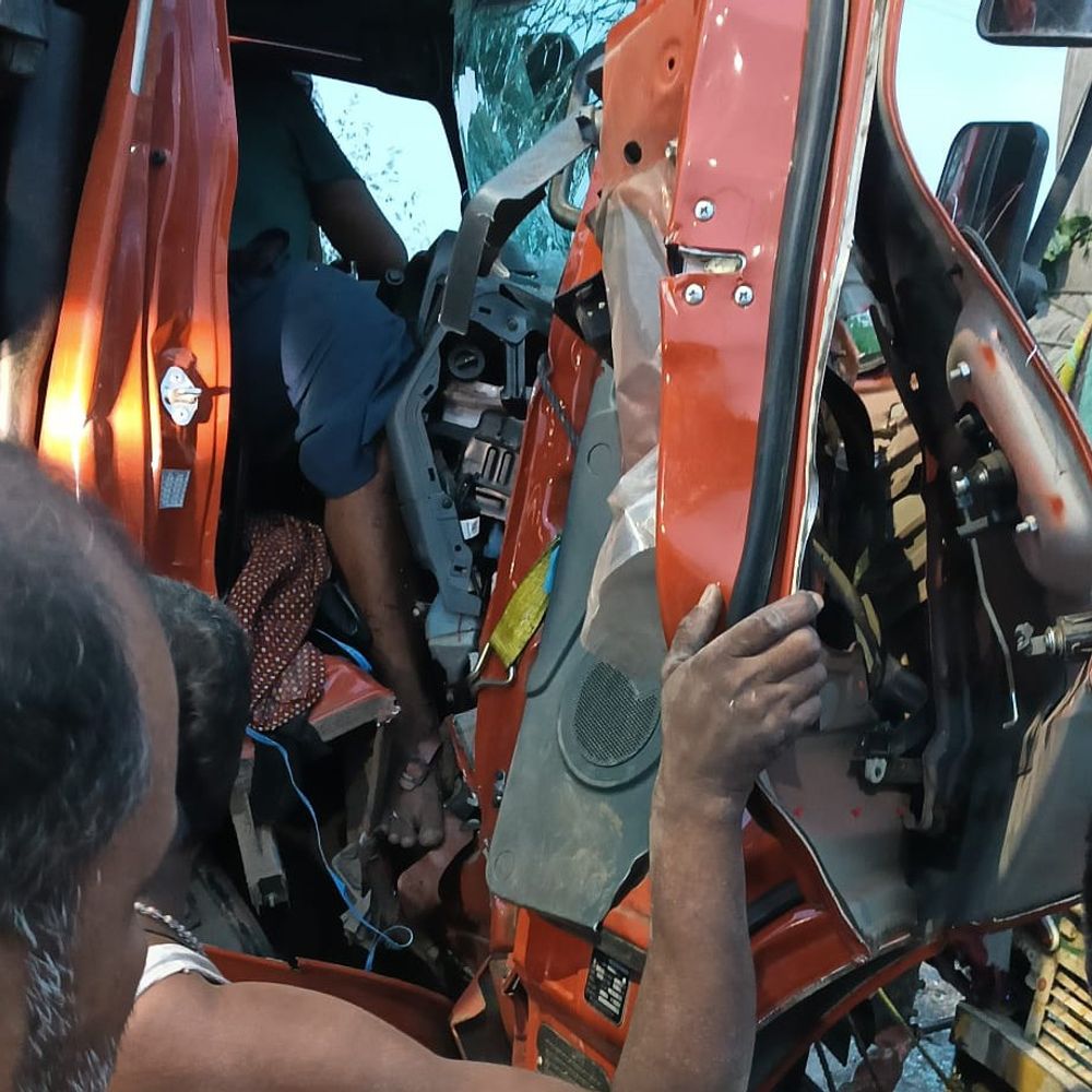 मैहर में खड़े ट्रक से टकराया ट्रक:केबिन में फंसे ड्राइवर की मौत, एक घायल, नागपुर से अनार लेकर बनारस जा रहा था